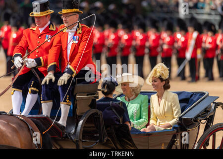 London, Großbritannien. 8. Juni 2019 die Farbe 2019, Geburtstag Parade der Königin auf horseguards Parade London in Anwesenheit Ihrer Majestät der Königin. Farbe TRABTEN durch die 1 Bataillon Grenadier Guards Herzogin von Cronwall und Herzogin von Cambridge ankommen Credit Ian Davidson/Alamy leben Nachrichten Stockfoto