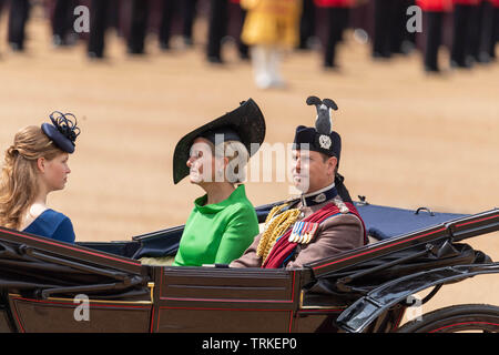 London, Großbritannien. 8. Juni 2019 die Farbe 2019, Geburtstag Parade der Königin auf horseguards Parade London in Anwesenheit Ihrer Majestät der Königin. Farbe TRABTEN durch die 1 Bataillon Grenadier Guards Herzog und von Prinz Edward und Gräfin von Wessex Credit Ian Davidson/Alamy leben Nachrichten Stockfoto