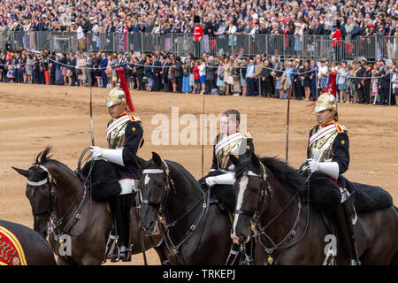 London, Großbritannien. 8. Juni 2019 die Farbe 2019, Geburtstag Parade der Königin auf horseguards Parade London in Anwesenheit Ihrer Majestät der Königin. Farbe TRABTEN durch die 1 Bataillon Grenadier Guards ein Soldat seinen Helm in das Gewühl der Pferde verloren, wenn ein Wärter Offizier von seinem Pferd Credit Ian Davidson/Alamy Live Nachrichten kamen Stockfoto