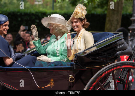 Die königliche Familie und die massenhaften Bands und Truppen reisten von der Horse Guards Parade für die Trooping of the Colour 2019 die Mall hinunter. Kate Middleton, Herzogin von Cambridge in Kutsche Stockfoto