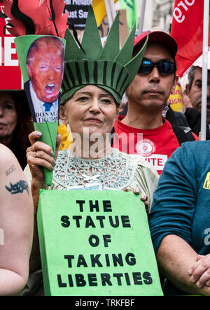 "Karneval der Widerstand' Anti-Trump Protest in London während der US-Präsident ist Trumpf Besuch in Downing Street. Stockfoto