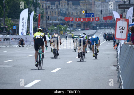 Gruppe der Radfahrer, der die Ziellinie. Radrennen unter Bewunderern zu Tag von Kiew gewidmet. 25. Mai 2019. Kiew, Ukraine Stockfoto