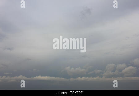 Stürmischen dunklen Himmel mit Wolken. Schlechtes Wetter vor dem Sturm Stockfoto