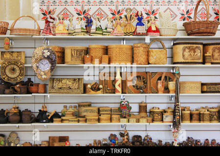 Kunsthandwerk aus Holz im Souvenirshop in Moskau, Russland, Juni 2019 Stockfoto