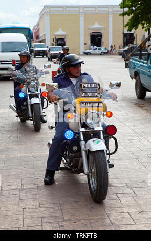 Policia Municiparl en El Zócalo o Plaza Mayor. Centro Ciudad Valladolid. Estado de Yucatán. México. América. Stockfoto