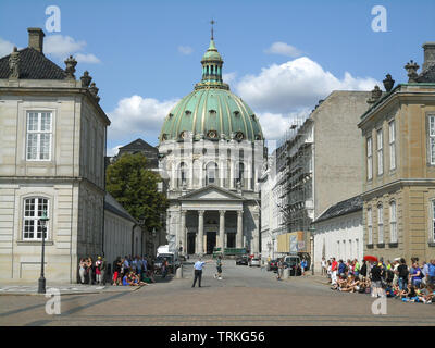 Frederik's Kirche die größte Kirche Dome in Skandinavien von Schloss Amalienborg mit vielen Besuchern, Kopenhagen, Dänemark Stockfoto