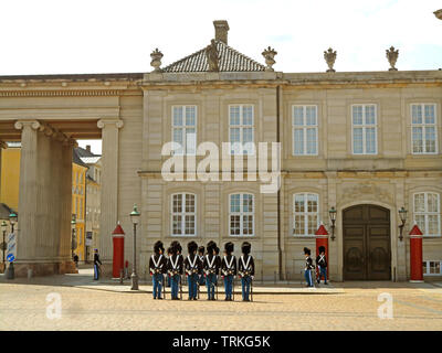 Dänische Königliche Wachen ändern Zeremonie an der Amalienborg Palast, Kopenhagen, Dänemark, Europa Stockfoto