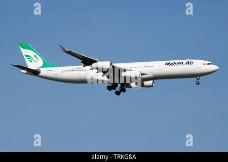 ISTANBUL/TÜRKEI - 28. MÄRZ 2019: Mahan Air Airbus A340-300 EP-MMT Passagierflugzeug der Landung am Flughafen Istanbul Atatürk Stockfoto