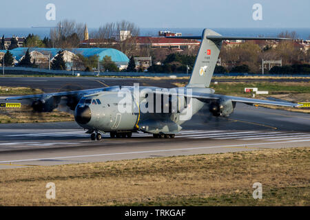 ISTANBUL/TÜRKEI - 28. MÄRZ 2019: türkische Luftwaffe Airbus Military A400M Atlas 17-0078 Military Transport Flugzeug Abflug am Flughafen Istanbul Atatürk Stockfoto