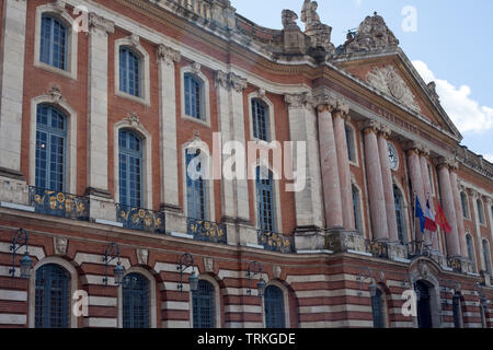 Fassade des Capitole, Mittelfußkopf, mit seinen eleganten Säulen und Pilastern wurde 1750 von Guillaume Cammas, Toulouse, Royal, Frankreich Stockfoto