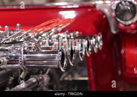 Chrom glänzend Motor auf Red Hot Rod Stockfoto