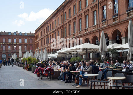 Menschen mit einem Getränk auf der Terrasse des Grand Cafe Albert, Place du Capitole, Toulouse, Haute-Garonne Occitanie, Frankreich Stockfoto