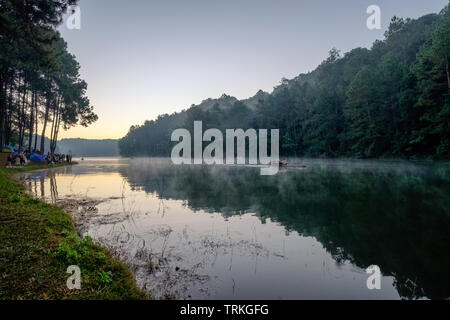 Bambus Rafting auf Nebel Behälter mit Touristen in morgen reisen bei Pang Oung, Mae Hong Son, Thailand Stockfoto