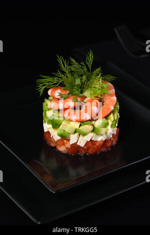 Tartar Avocado mit Mozzarella, Tomaten und Garnelen. Stockfoto