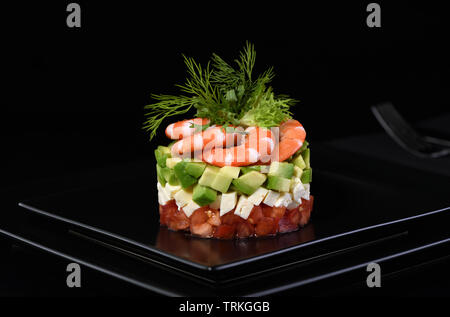 Tartar Avocado mit Mozzarella, Tomaten und Garnelen. Stockfoto