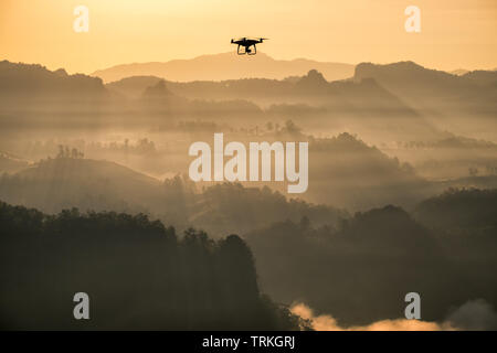 Aussichtspunkt goldene Sonne Nebel Berg mit Drohnen fliegen Umfrage Stockfoto