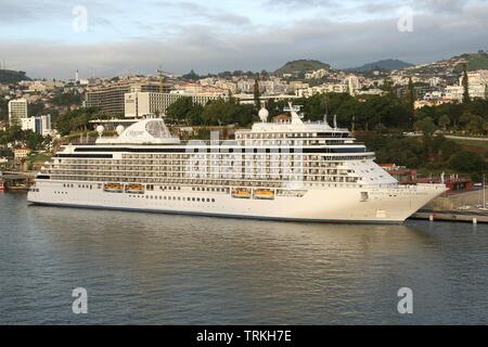 Kreuzfahrtschiff Seven Seas Explorer im Hafen der Hauptstadt von Funchal auf der Insel Madeira, Portugal, Atlantik Stockfoto