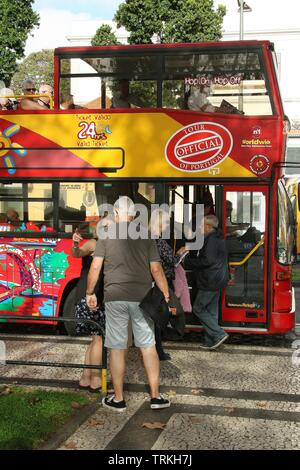 Touristische tour bus in der Hauptstadt von Funchal auf der Insel Madeira, Portugal, Atlantik Stockfoto