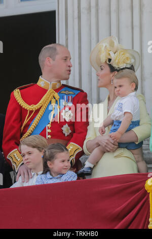 London, Großbritannien. 08 Juni, 2019. Ein Jahr alten Prinz Louis stiehlt die Show auf seiner Debüt öffentliches Engagement. erscheinen auf der Buckingham Palace, das Fly-Vergangenheit mit seiner Eltern zu beobachten, TRH der Herzog und die Herzogin von Cambridge, und seine Geschwister, Prince George und Prinzessin Charlotte. Die Farbe, Geburtstag der Königin Parade, London, UK Credit: Amanda Rose/Alamy Live News Credit: Amanda Rose/Alamy leben Nachrichten Stockfoto