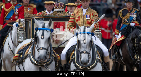 Horse Guards Parade, London, UK. 8. Juni 2019. Die Soldaten des 1.batallion Grenadier Guards Truppe ihre Farbe in Anwesenheit von der Königin am Geburtstag der Königin Parade. Credit: Malcolm Park/Alamy Leben Nachrichten. Stockfoto