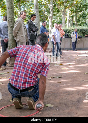 PARIS, Frankreich, 29. AUGUST 2013: Traditionelle Boule Spiel - Einer der Spieler werfen Schüssel Stockfoto