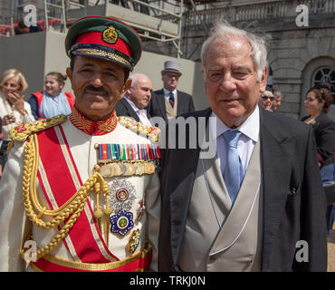 Horse Guards Parade, London, UK. 8. Juni 2019. Gäste verlassen Horse Guards Parade, nachdem die Farbe. Bild: Stabschef der Sultan's Armed Forces (Sultanat Oman) Lt Gen Ahmed bin Harith al Nabhani mit ehemaliger Chef der Verteidigung Personal Feldmarschall Lord Guthrie, der nach einem Sturz vom Pferd in die 2018 die Farbe verletzt wurde. Credit: Malcolm Park/Alamy Leben Nachrichten. Stockfoto