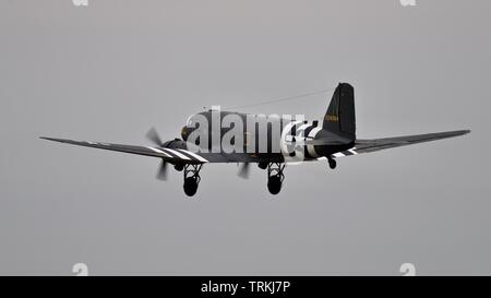 Douglas C-47 "Placid Lassie" an der 2019 Daks über der Normandie Airshow am 4. Juni 2019 zum Gedenken an den 75. Jahrestag des D-Day Stockfoto