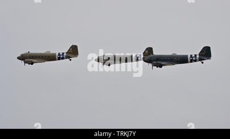 3 Dakota (C-47) im formationsflug an der Daks über Duxford Airshow am 4. Juni 2019 Stockfoto