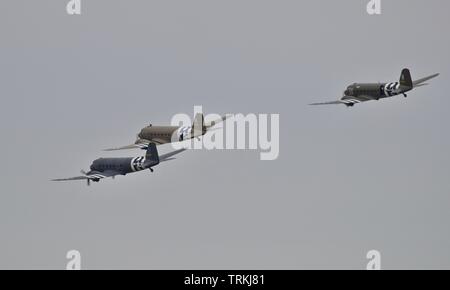 3 Dakota (C-47) im formationsflug an der Daks über Duxford Airshow am 4. Juni 2019 Stockfoto