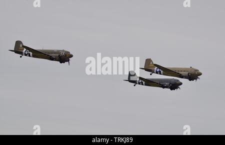 3 Dakota (C-47) im formationsflug an der Daks über Duxford Airshow am 4. Juni 2019 Stockfoto