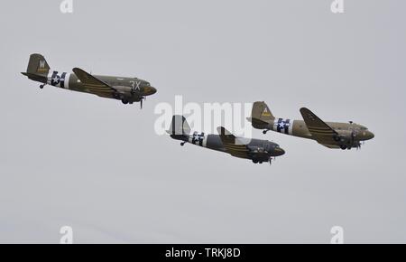 3 Dakota (C-47) im formationsflug an der Daks über Duxford Airshow am 4. Juni 2019 Stockfoto