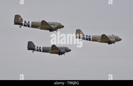 3 Dakota (C-47) im formationsflug an der Daks über Duxford Airshow am 4. Juni 2019 Stockfoto