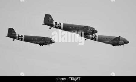 3 Dakota (C-47) im formationsflug an der Daks über Duxford Airshow am 4. Juni 2019 Stockfoto