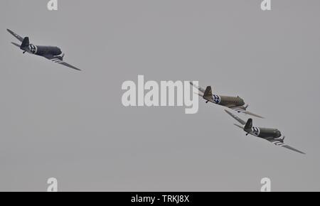 3 Dakota (C-47) im formationsflug an der Daks über Duxford Airshow am 4. Juni 2019 Stockfoto