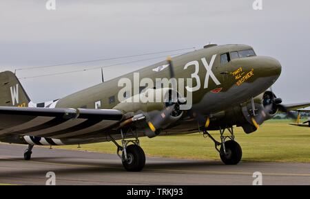 1944 Douglas C-47 Skytrain 'Drag'EM OOT' an der Daks über der Normandie Airshow am IWM, Duxford am 4. Juni 2019 Stockfoto