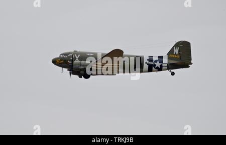 1944 Douglas C-47 Skytrain 'Drag'EM OOT' an der Daks über der Normandie Airshow am IWM, Duxford am 4. Juni 2019 Stockfoto