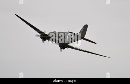 1944 Douglas C-47 Skytrain 'Drag'EM OOT' an der Daks über der Normandie Airshow am IWM, Duxford am 4. Juni 2019 Stockfoto