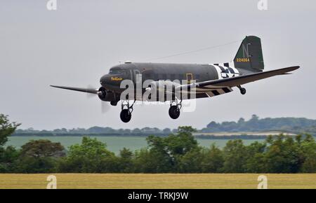 Douglas C-47 "Placid Lassie" an der 2019 Daks über der Normandie Airshow am 4. Juni 2019 zum Gedenken an den 75. Jahrestag des D-Day Stockfoto