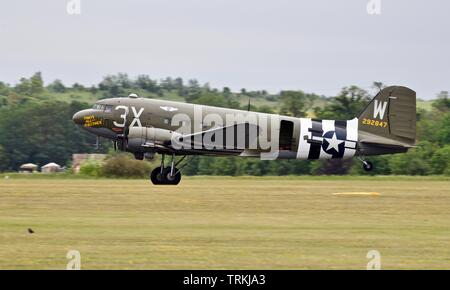 1944 Douglas C-47 Skytrain 'Drag'EM OOT' an der Daks über der Normandie Airshow am IWM, Duxford am 4. Juni 2019 Stockfoto