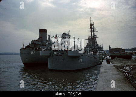 US NAVY/United States Navy Versorger Cimarron-Klasse/Cimarron-Class Öler - USS Allagash AO-97 Schwerer Kreuzer des Moines-Klasse/Schwere Kreuzer des Moines-Class - USS Des Moines CA-134 Stockfoto