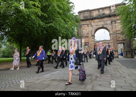 Glasgow, Schottland, Großbritannien. 8. Juni 2019. Demonstranten, die sich an der Orange zu Fuß durch die Straßen der Stadt den Sieg von Prinz Wilhelm von Orange über König James II. in der Schlacht von Boyne 1690 zu markieren. Credit: Skully/Alamy leben Nachrichten Stockfoto