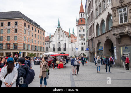 Mai 2019 - Touristen und Einheimische beim Spaziergang auf dem Marienplatz in München Stockfoto