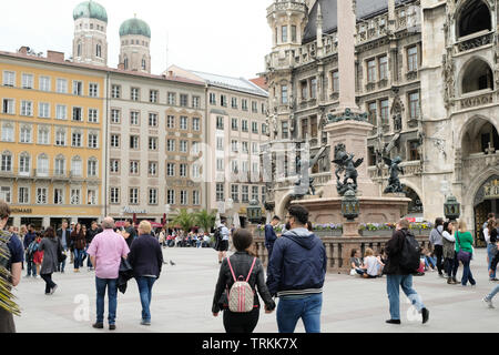 Juni 2019 - Touristen und Einheimische an der Mariensäule, eine Mariensäule auf dem Marienplatz in München Stockfoto