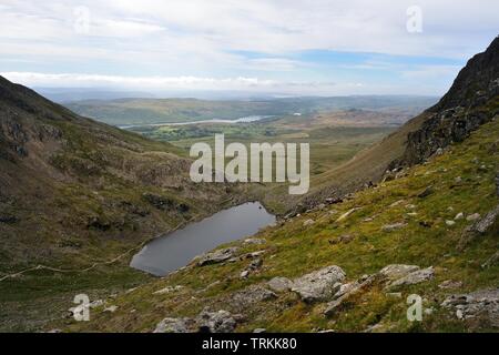 Dow Crag und Coniston von den Hängen des Dow Crag Stockfoto