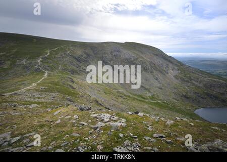 Dunkle Wolken über dem alten Mann der Consiton Stockfoto