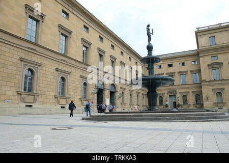 Mai 2019 Brunnen außerhalb der Residenz Museum, mit der Bayerischen Akademie der Wissenschaften (Bayerisch Akademie .) im Hintergrund, München Stockfoto