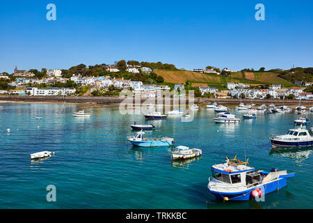 Bild von Gorey Hafen mit Vergnügen und Fischerboote in der Sonne. Stockfoto