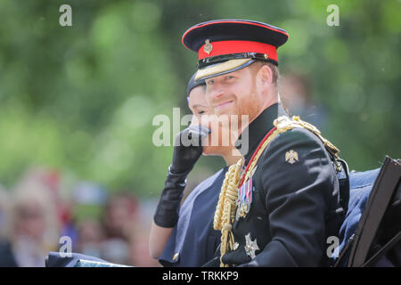 London, Großbritannien. 08 Juni, 2019. Seine königliche Hoheit Prinz Harry, Herzog von Sussex, SKH Meghan, Herzogin von Sussex, Lächeln an die Massen entlang der Mall, von Ihrer offenen Wagen oben, die Farbe, Geburtstag der Königin Parade, London UK Credit: Amanda Rose/Alamy Live News Credit: Amanda Rose/Alamy leben Nachrichten Stockfoto