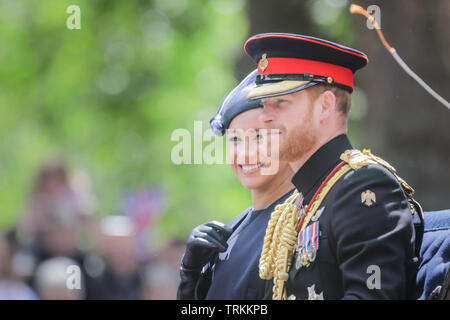 London, Großbritannien. 08 Juni, 2019. Seine königliche Hoheit Prinz Harry, Herzog von Sussex, SKH Meghan, Herzogin von Sussex, Lächeln an die Massen entlang der Mall, von Ihrer offenen Wagen oben, die Farbe, Geburtstag der Königin Parade, London UK Credit: Amanda Rose/Alamy Live News Credit: Amanda Rose/Alamy leben Nachrichten Stockfoto