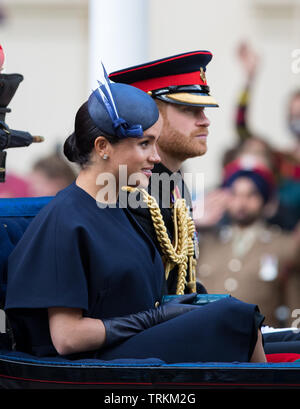 London, Großbritannien. 08 Juni, 2019. Meghan Markle & Prinz Harry während der 93. Geburtstag der Königin ist offiziell mit einem Festakt und die Farbe in der Mall, Buckingham Palace, London, England am 8. Juni 2019 feierte. Foto von Andy Rowland. Credit: PRiME Media Images/Alamy leben Nachrichten Stockfoto